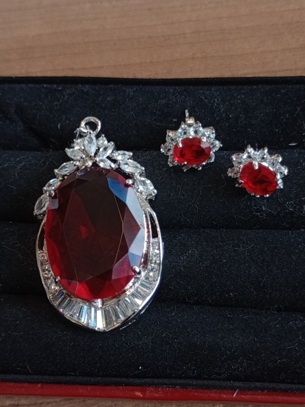 Deep Red Oval Crystal Pendant and Stud Earrings - Women’s Necklace Set/18k G P